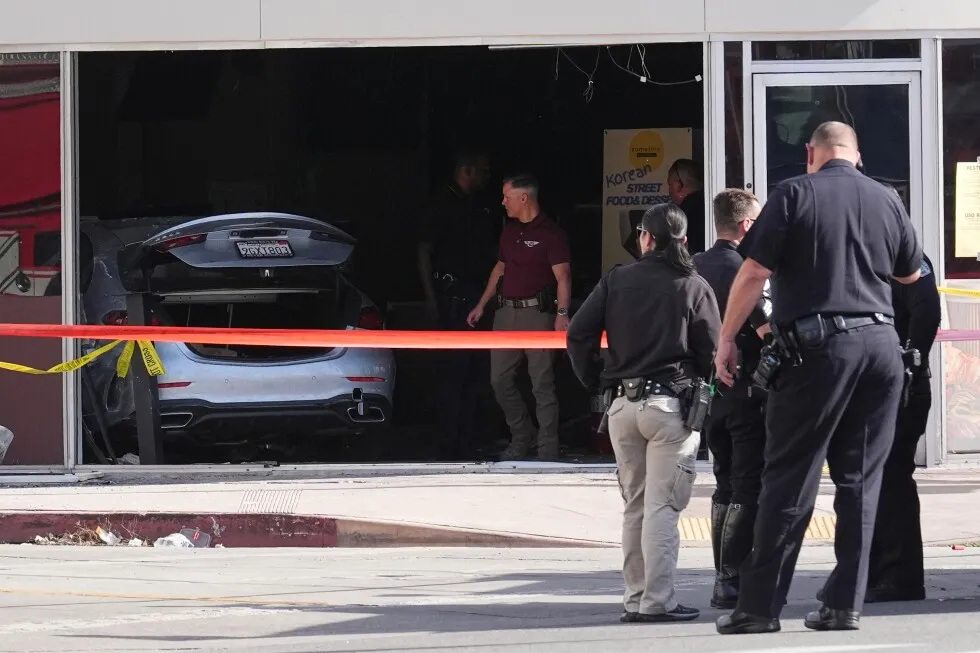 3 dead, several hurt after vehicle crashes into Los Angeles grocery store, authorities say