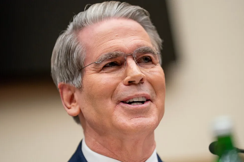 يقول بيسنت إن الأمر متروك لترامب لمقاضاة مرشحه في بنك الاحتياطي الفيدرالي بشأن أسعار الفائدة