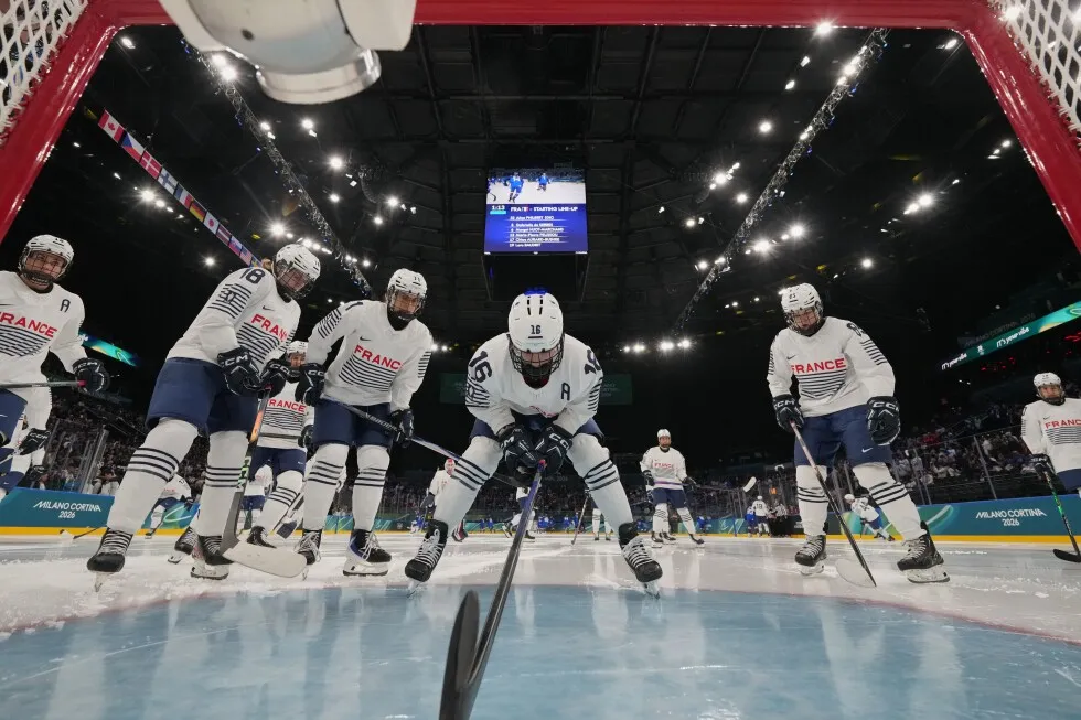 تلعب سيدات فرنسا وإيطاليا المباراة الأولى في ساحة الهوكي الأولمبية المبنية حديثًا