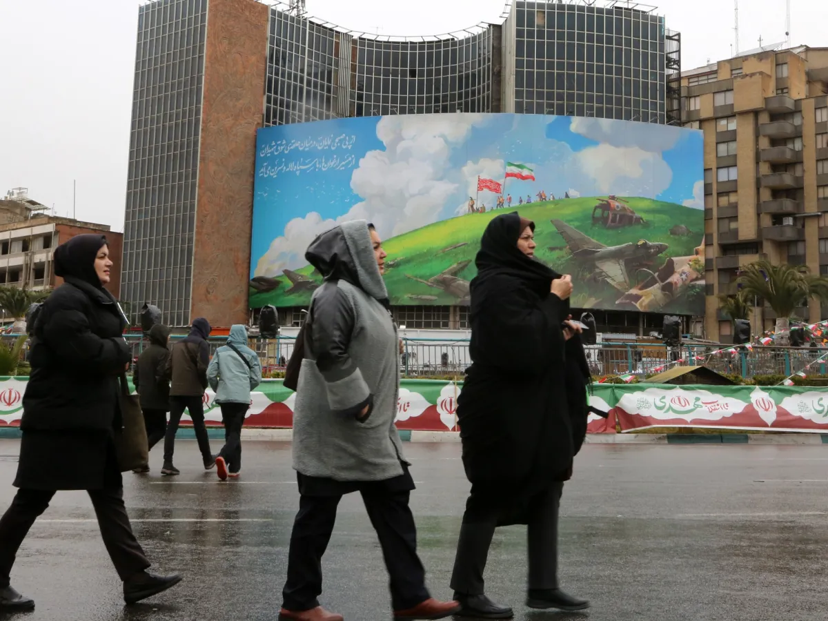 مباشر: مسؤولون أمريكيون وإيرانيون يتوجهون نحو عمان قبيل محادثات حاسمة