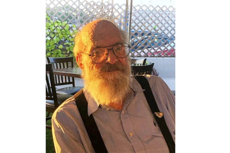 ایکس جی کندی، شاعر و مربی برنده جایزه، در ۹۶ سالگی درگذشت