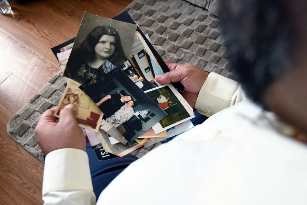 قامت إحدى دور الجنازات بتخزين 189 جثة متحللة ووزعت رمادًا مزيفًا. وكانت والدته من بينهم