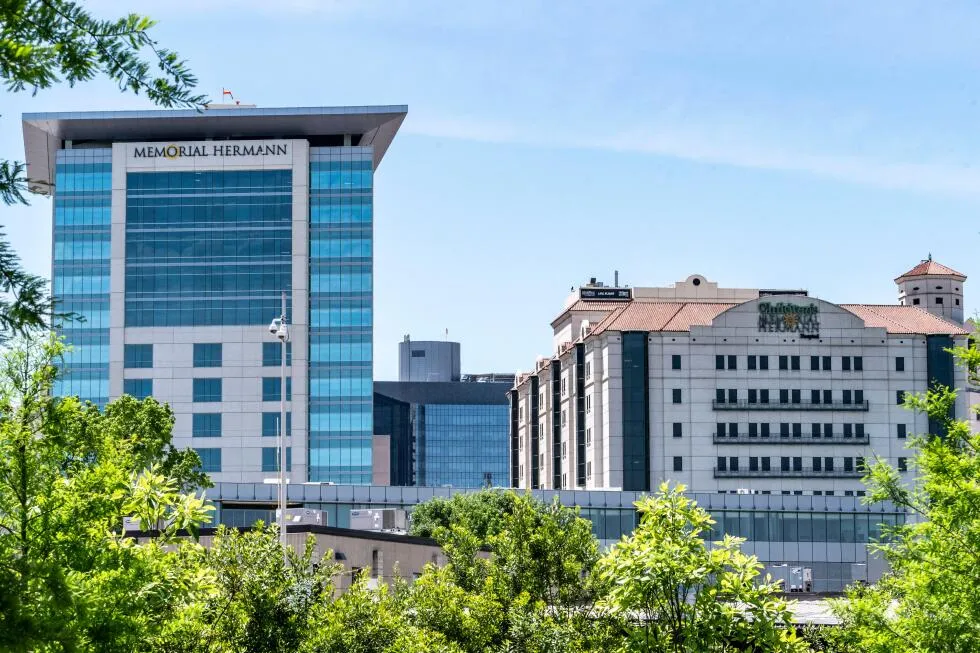 اتهم طبيب في هيوستن بتزوير السجلات لمنع عمليات زرع الكبد للمرضى