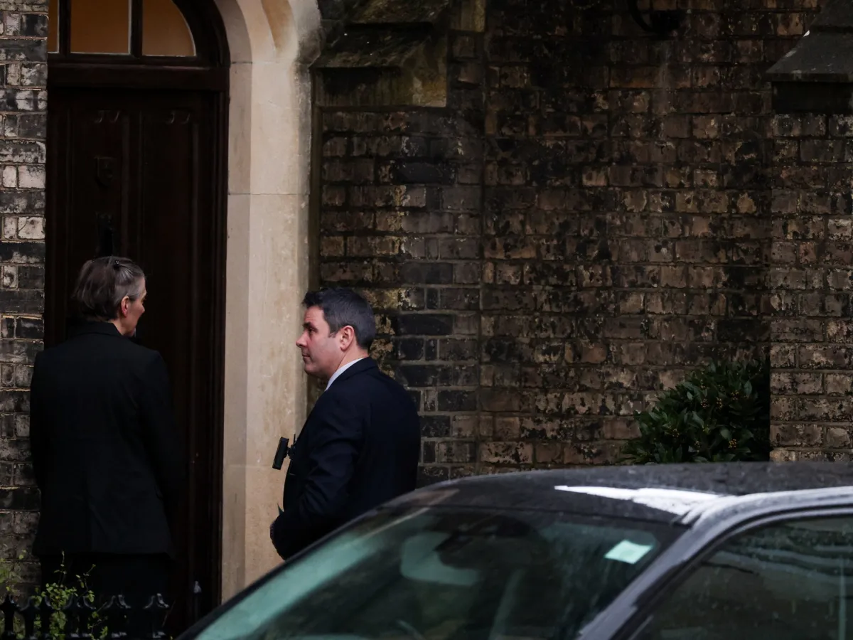 پلیس بریتانیا به عنوان بخشی از تحقیقات اپشتاین، املاک مرتبط با ماندلسون را جستجو می کند