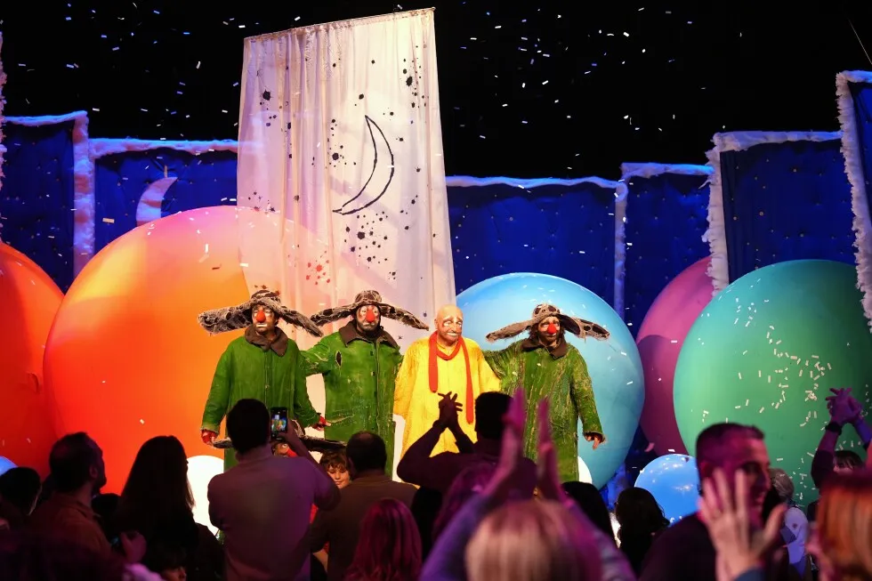 مراسم افتتاحیه المپیک در میلان کم برف بود، اما سرزمین عجایب زمستانی کوچک در حاشیه بود