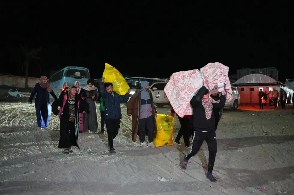 فلسطینی ها تلاش می کنند از گذرگاه مرزی رفح بین غزه و مصر عبور کنند