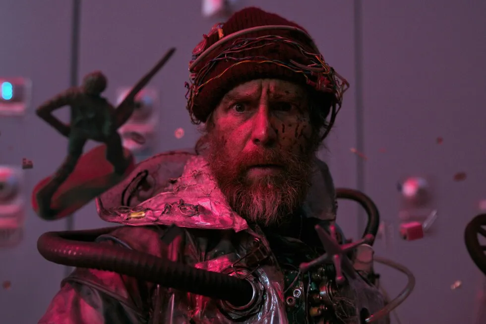 نقد فیلم: در «موفق باشید، خوش بگذران، نمُر»، مردی از آینده با یک آخرالزمان هوش مصنوعی مبارزه می‌کند.