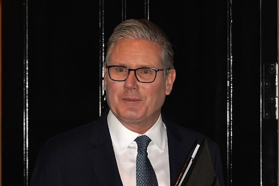 رهبر بریتانیا، استارمر، فعلاً از چالش رهبری جلوگیری می‌کند، اما از پیامدهای اپشتین آسیب دیده است